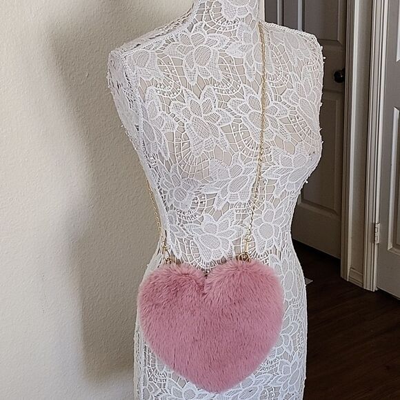 🎉 NEW🎉 Fuzzy Heart Crossbody Bag - Picture 2 of 9